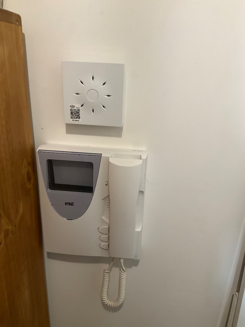 Engie Solutions équipe les logements de CDC Habitat Ile de France en sondes connectées pour relever les températures intérieures avec d'agir sur les îlots de chaleur en extérieur.