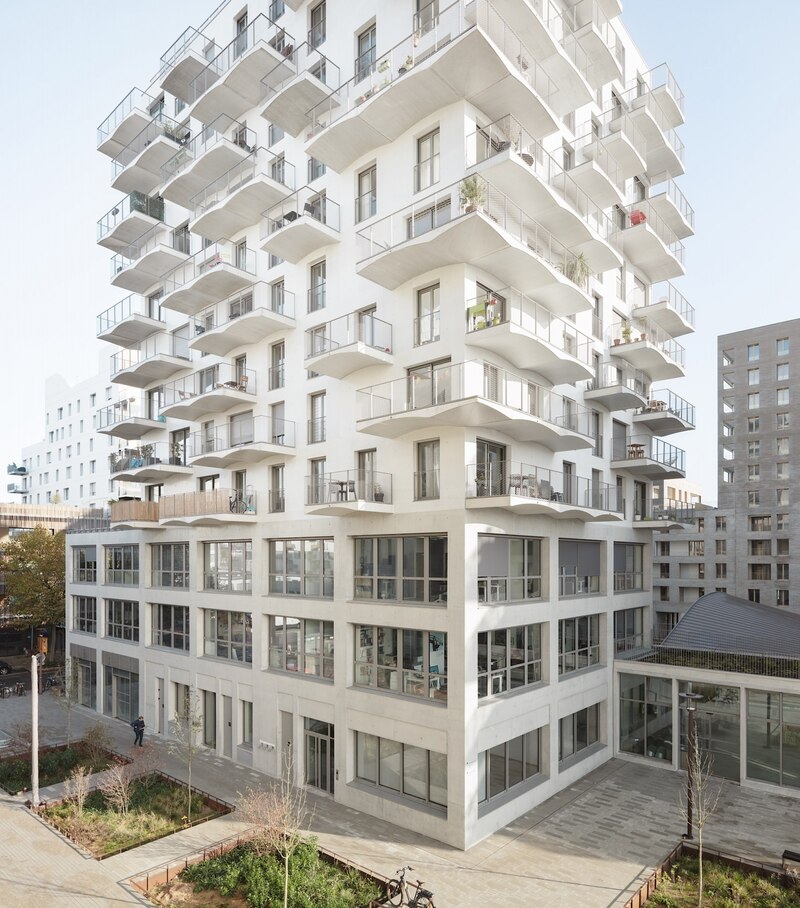 L’immeuble culminant à R+11 comprend des commerces et locaux d’activités en rez-de-chaussée, puis deux niveaux de bureaux et neuf niveaux de logements en accession.