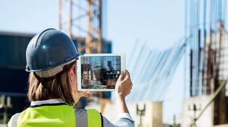Contremaîtres et ouvriers de chantier sont tous dotés d’une application mobile. Elle leur donne accès aux plans à toutes les étapes, aux spécifications des pièces, toutes taguées électroniquement à l’usine.