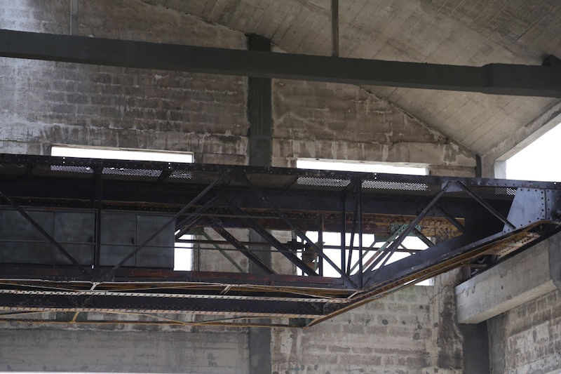 Grande halle de Colombelles (Calvados), pionnière du réemploi: le pont roulant