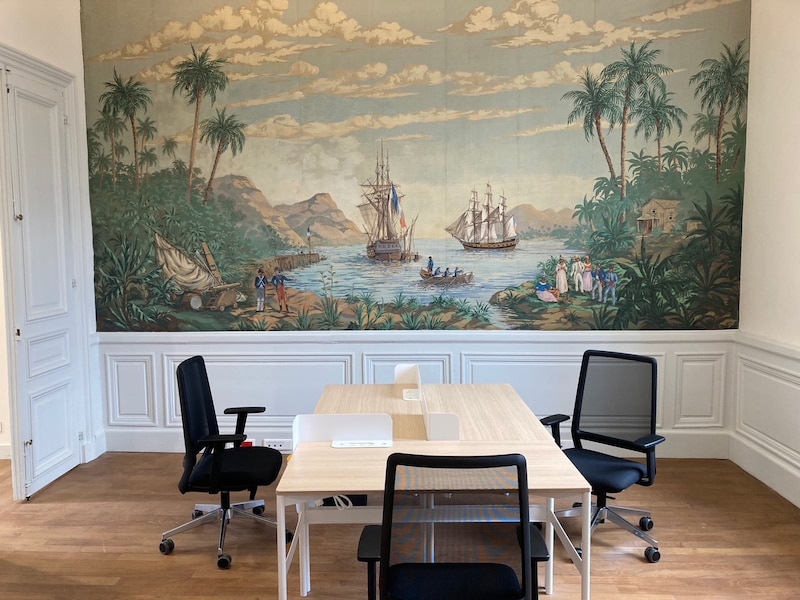 Une peinture rappelle le passé de l'Hôtel de la Marine, reconverti en espaces de travail.