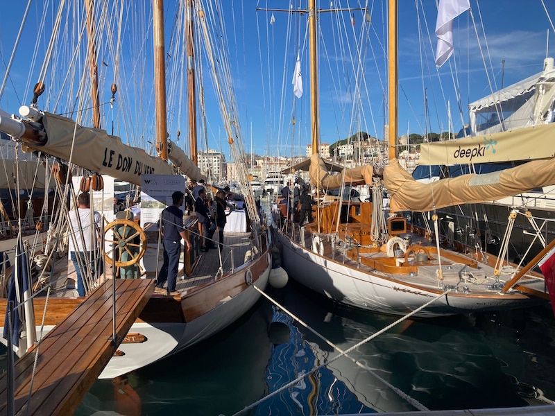 Le voilier Deepki à quai, au pied du Palais des Festivals de Cannes 