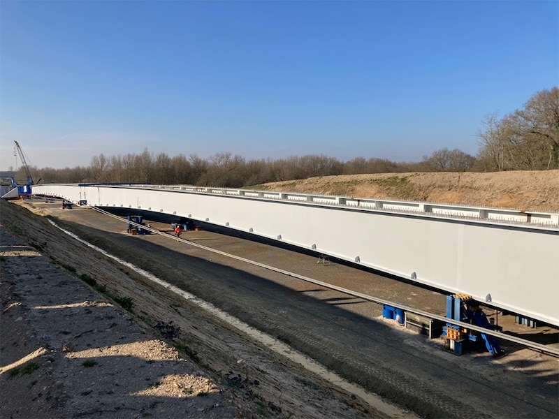 Lançage d'un nouveau pont sur la Loire, à Mardié, en amont d’Orléans (Loiret)