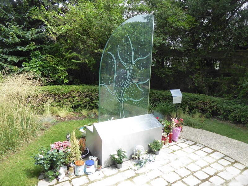 Martine Lambert, paysagiste à la ville de Paris, a dessiné l'espace et la stèle dédiés au deuil périnatal, au cimetière du Père Lachaise. 