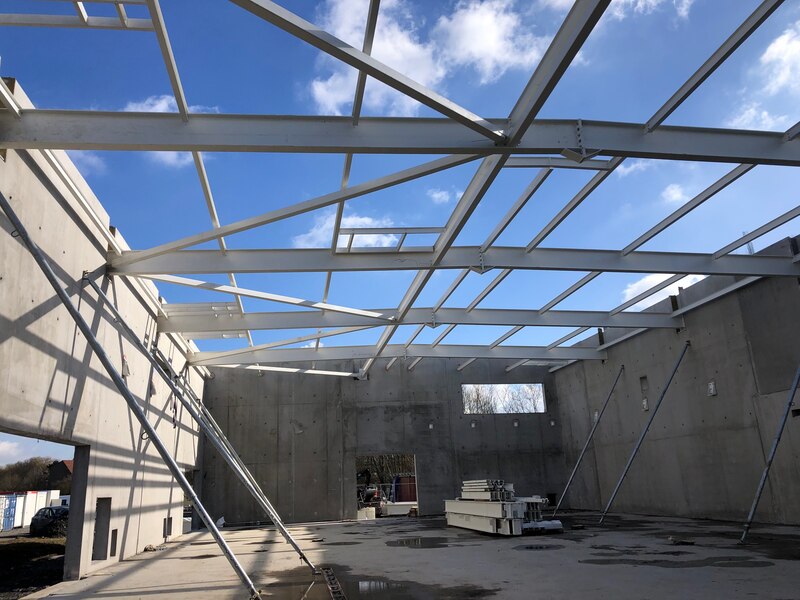 Une halle de 8 m de hauteur