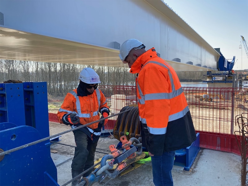 Lançage d'un nouveau pont sur la Loire, à Mardié, en amont d’Orléans (Loiret)