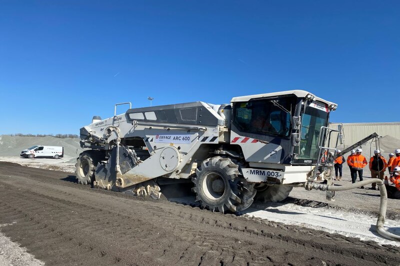 Libarot, un liant hydraulique routier à base de coquilles Saint-Jacques imaginé par Eiffage Routes et Builders Ecole d'ingénieurs a été testé en Seine-et-Marne au printemps 2025.