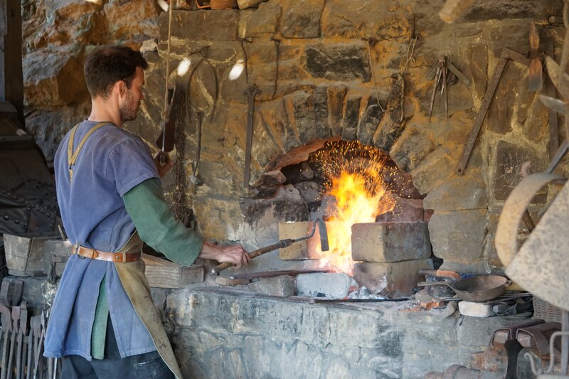 Forgeron à Guédelon
