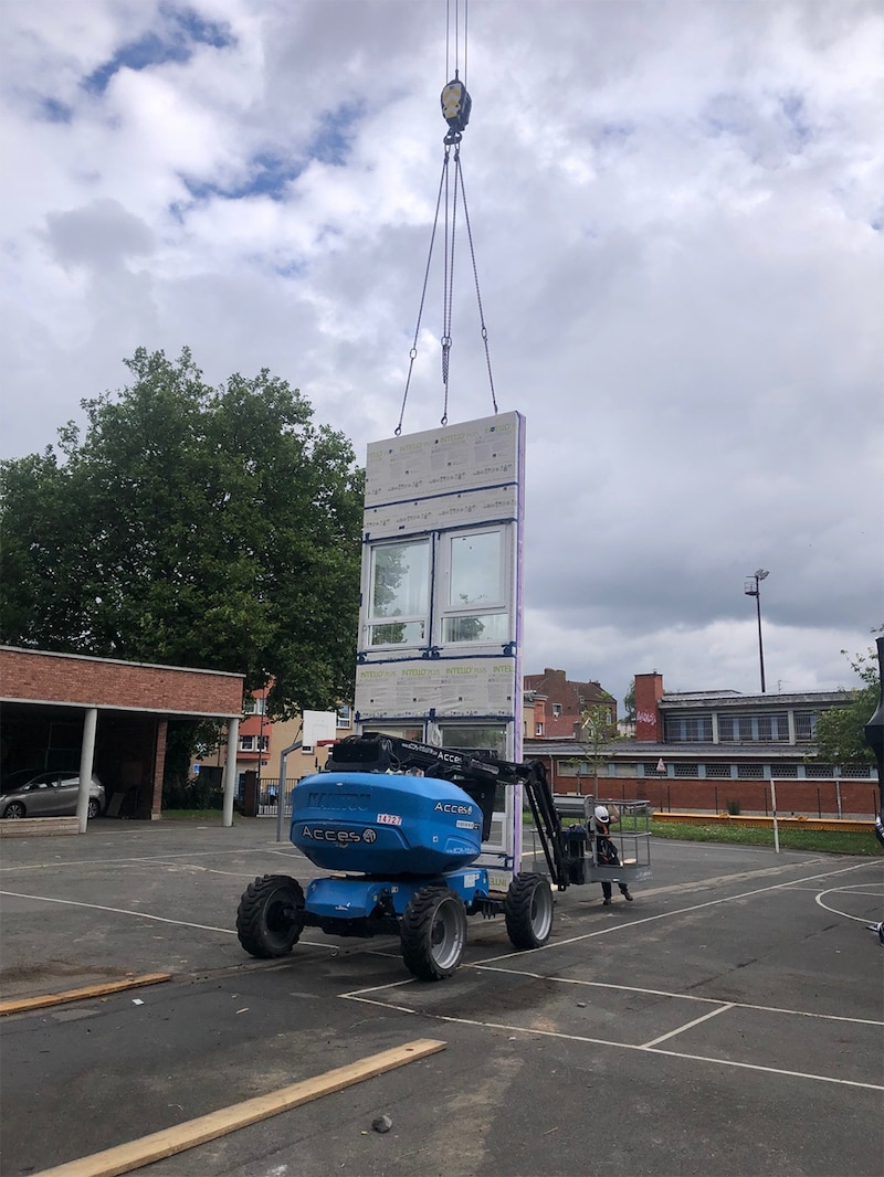 Réhabilitation EnergieSprong sur une école lilloise - Transport d'un élément de façade
