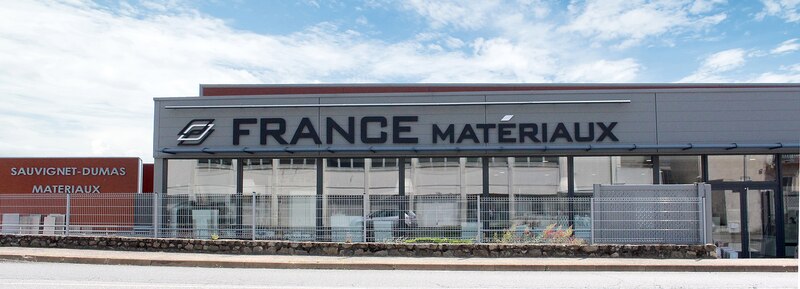 La façade de l'agence France Matériaux Sauvignet-Dumas, à Maclas
