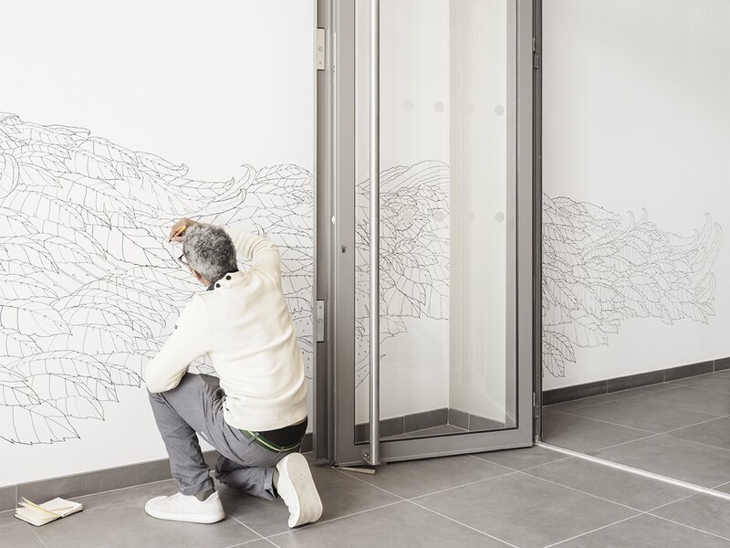 Dans le cadre du 1% artistique, l’agence Hardel Le Bihan a invité l’artiste franco-ivoirien Cyprien Chabert à intervenir dans les trois halls d’immeubles.