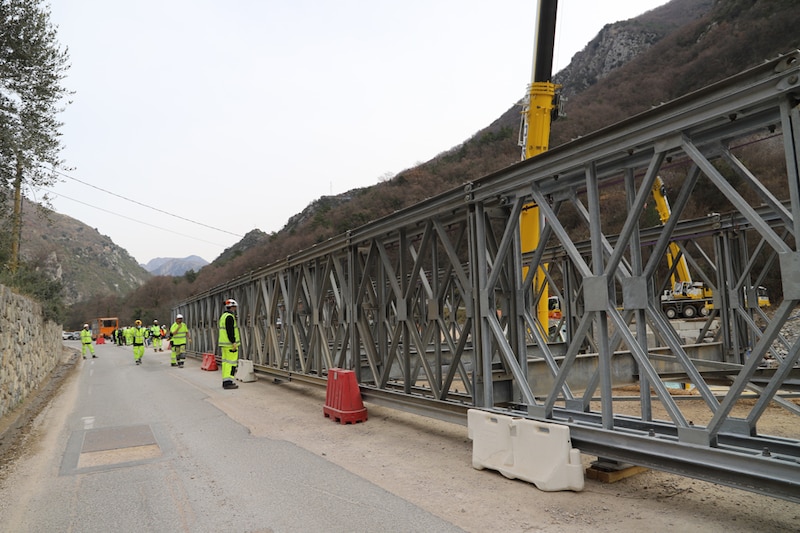 Un pont posé en deux jours à Breil-sur-Roya (Alpes-Maritime)