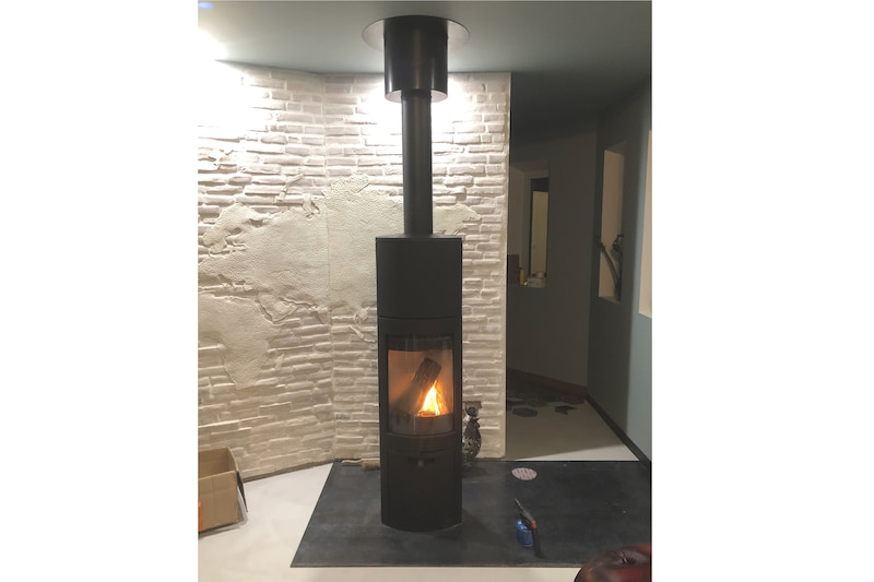 Une maison chauffée à partir d'un poêle à bûches