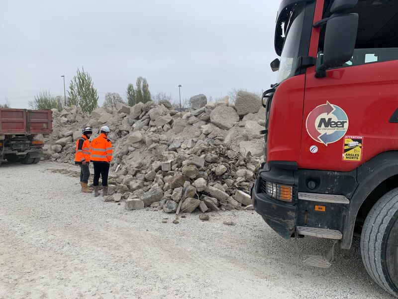 Tri des déchets béton de démolition sur la plateforme économie circulaire d'Eqiom à Gennevilliers (92)