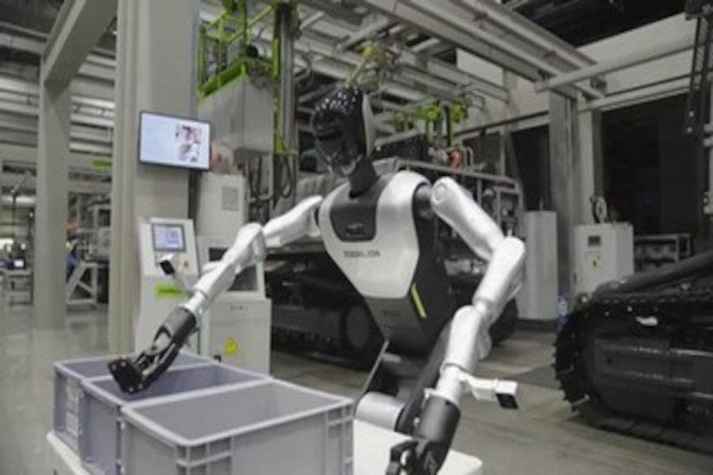Aperçu d'un humanoïde développé par Zoomlion, travaillant sur une ligne d'assemblage.