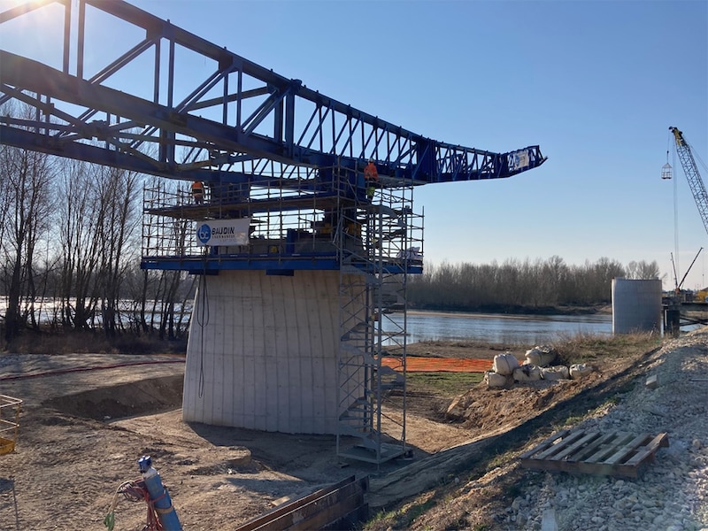 Lançage d'un nouveau pont sur la Loire, à Mardié, en amont d’Orléans (Loiret)