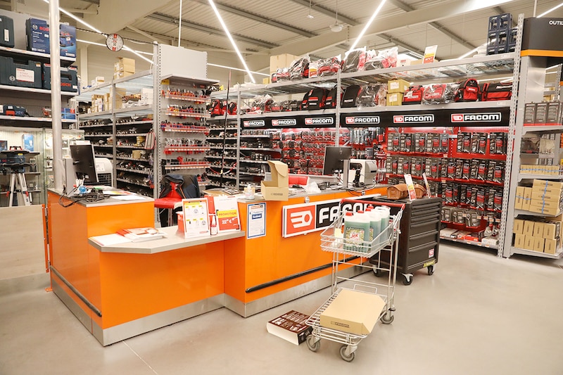 Le point de vente dispose d’un shop-in-shop Facom présentant plus de 1 500 références. L’accès à l’espace est limité pour éviter le vol.