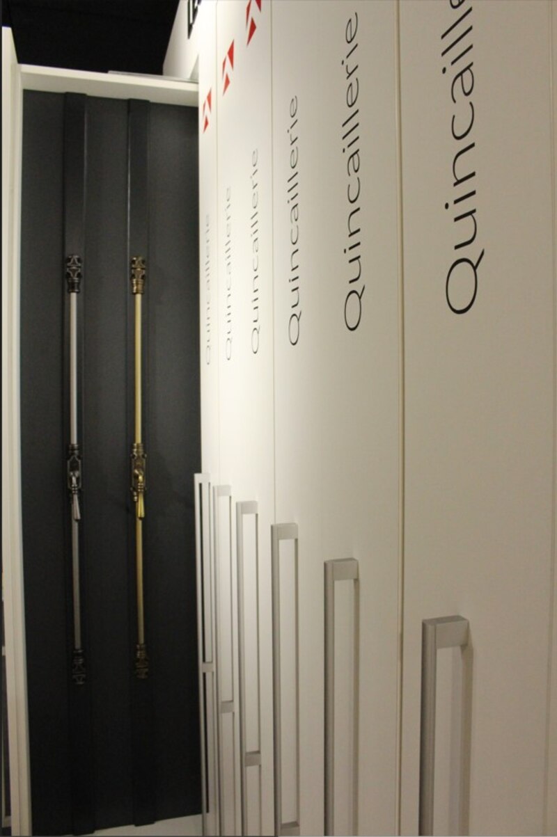 Tiroirs pour la quincaillerie dans le showroom Bieber