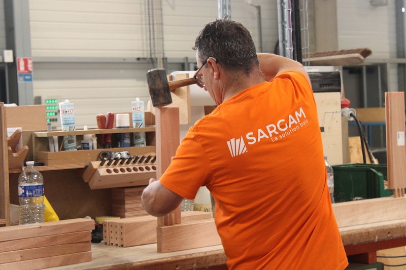 Depuis quelques années, Sargam a entamé une mutation industrielle, tout en conservant un savoir-faire artisanal incarné par ses menuisiers hautement qualifiés.