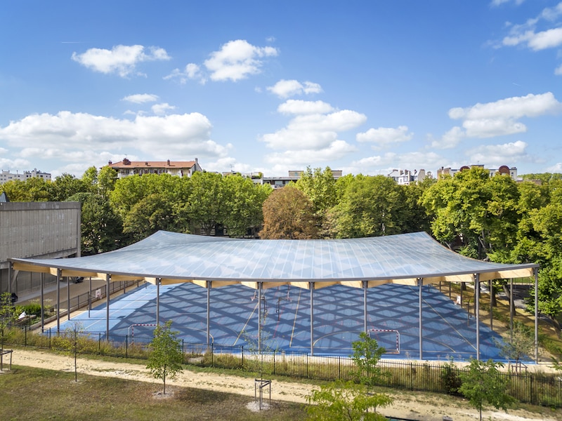 Vu du haut du parc, la halle ouverte a des allures de vaste nappe légère et ondulée