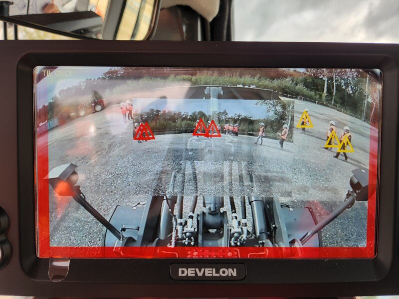 Godet transparent Develon sur une chargeuse exploitée sur le CSNE