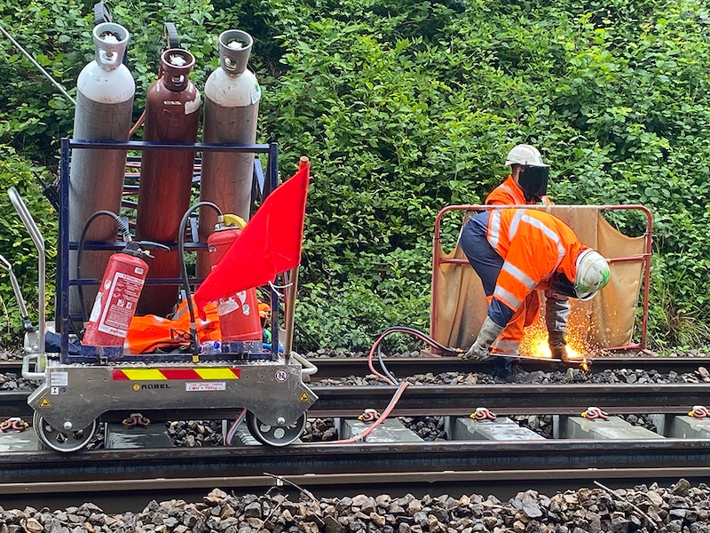 Travaux ferroviaires sur la ligne Amiens-Rouen_decoupe_rails