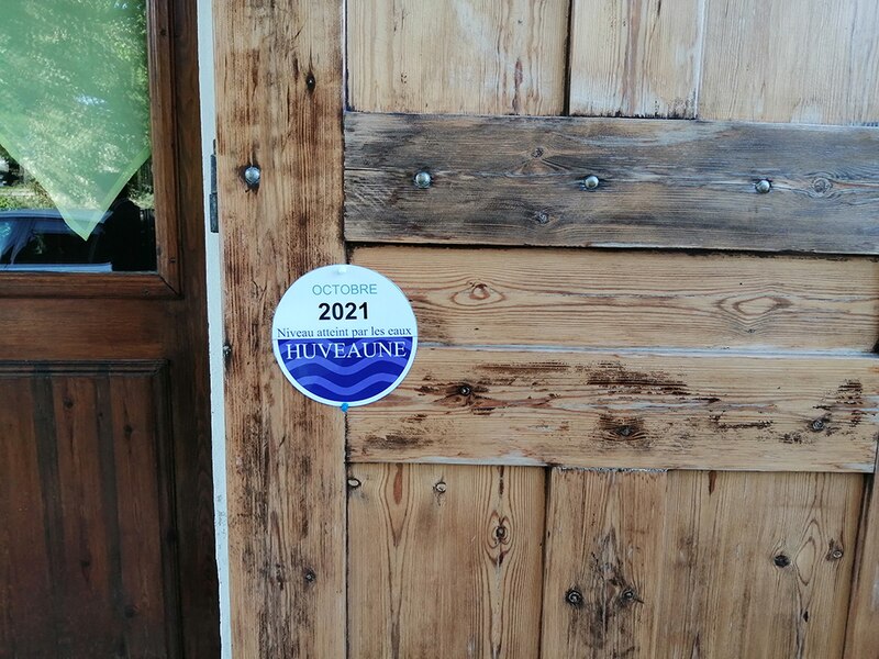 Inond’action sensibilise aux crues en installant des pastilles au niveau de la crue de 2021