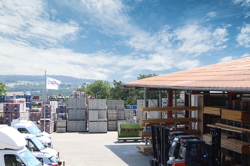 Stockage des matériaux à l'agence France Matériaux de Maclas