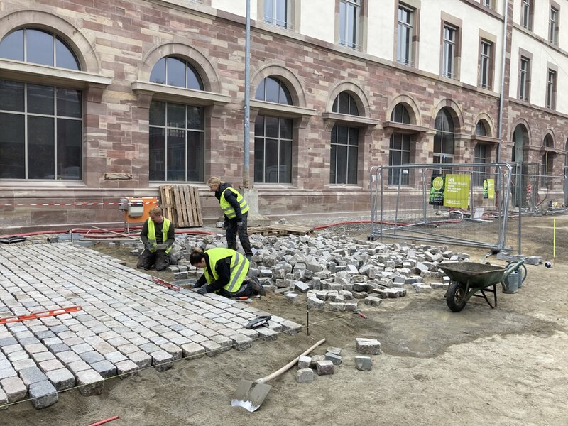 Des pavés livrés par bateau et vélos-cargos électriques à Strasbourg