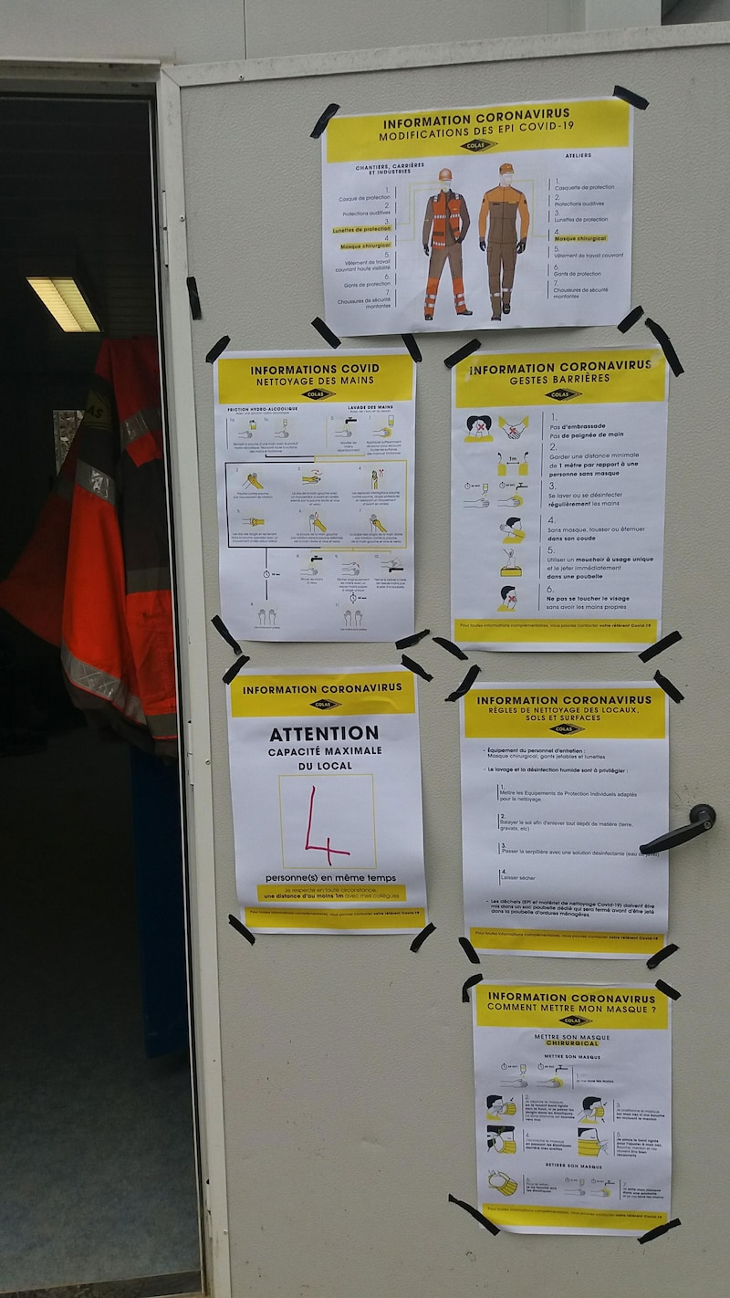 Affiche des mesures sanitaires liées au Covid-19 dans les vestiaires d'une base vie.