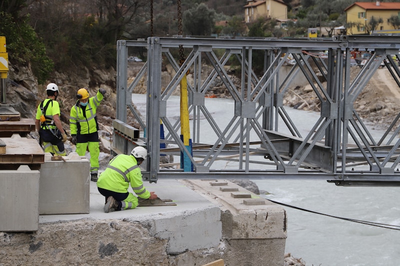 Un pont posé en deux jours à Breil-sur-Roya (Alpes-Maritime)