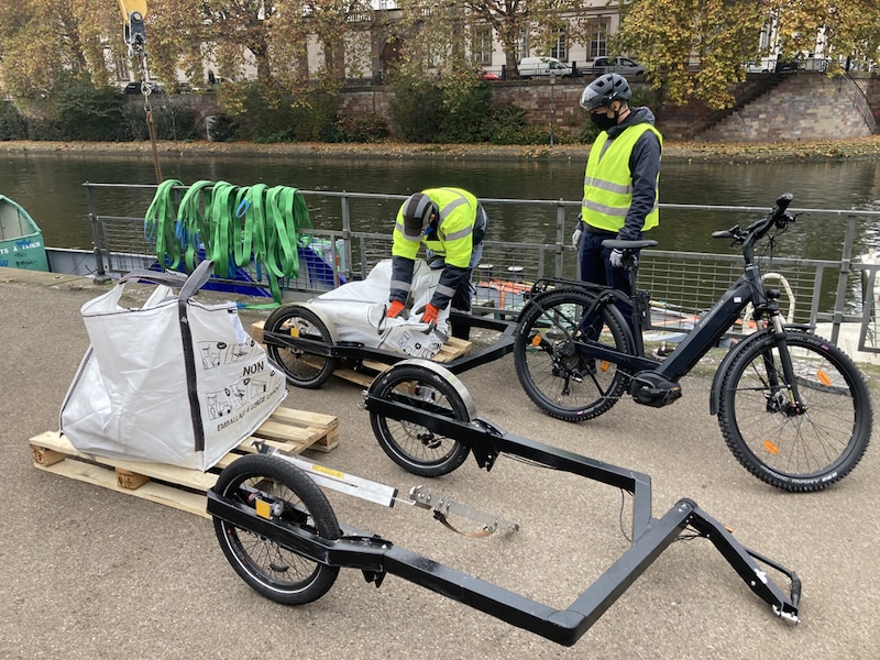 Des pavés livrés par bateau et vélos-cargos électriques à Strasbourg