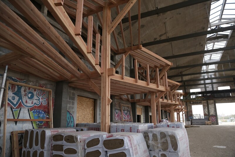 Grande halle de Colombelles (Calvados), pionnière du réemploi: le balcon bois