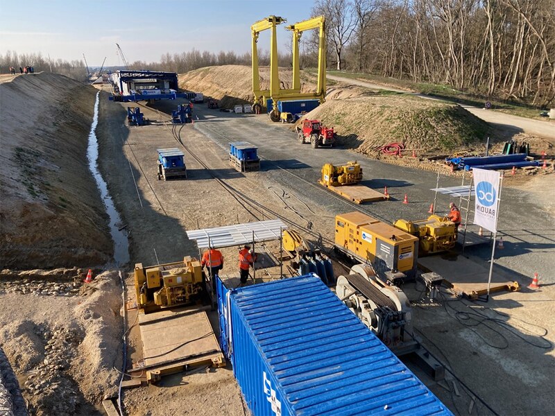 Lançage d'un nouveau pont sur la Loire, à Mardié, en amont d’Orléans (Loiret)