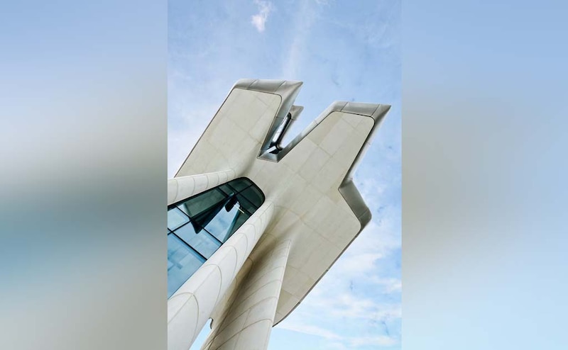 Pour accéder à l'étage supérieur, Capital Hill dispose d'un escalier et d'un ascenseur vitré