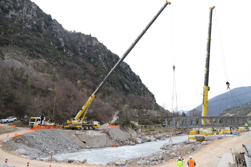 Un pont posé en deux jours à Breil-sur-Roya (Alpes-Maritime)