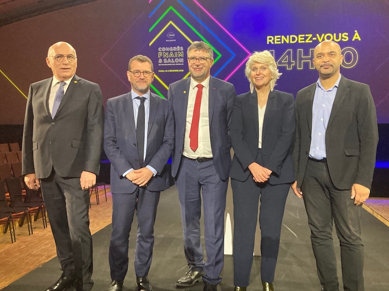 Loïc Cantin (nouveau président de la Fnaim), Olivier Klein, Jean-Marc Torrollion (président sortant de la Fnaim), Isabelle Rome (ministre de la Diversité) et Dominique Sopo (président de SOS Racisme), le 6 décembre 2022 à Paris.