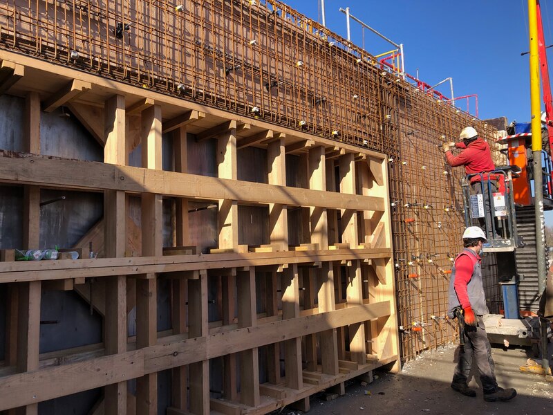 Un mannequin de bois d’une tonne