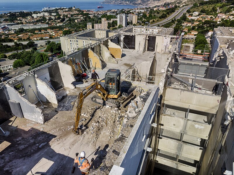 Marseille : démolition par grignotage de la tour K de la cité de la Castellane