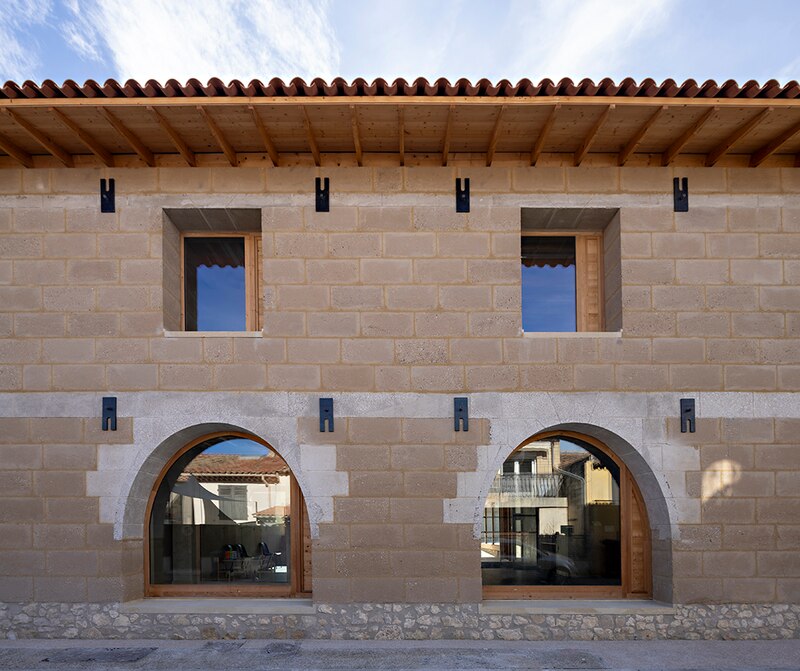 Une maison pluridisciplinaire de santé à Charleval (Bouches-du-Rhône) - Portes cochères