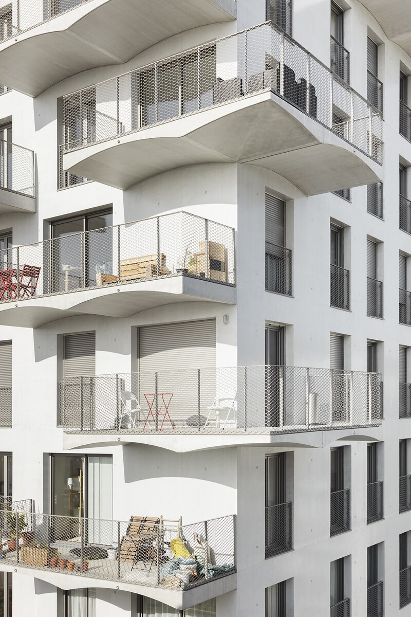 Les balcons en saillie ont été réalisés en usine afin de garantir une exécution parfaite de ces ouvrages délicats par leur forme et généreux dans leurs proportions (de 5 à 17 m2).