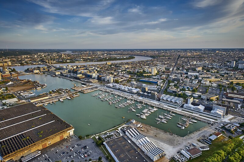 Vue aérienne du Quai des caps dans le contexte général des Bassins à flot à Bordeaux (Gironde)