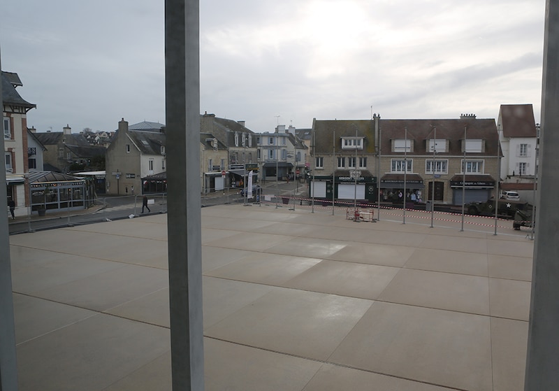 Le nouveau musée du Débarquement à Arromanches (Calvados) : place depuis les espaces d'exposition