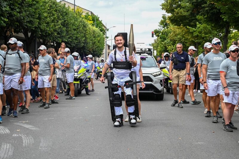 Wandercraft, robot Eve durant le relais de la flamme, JOP 2024