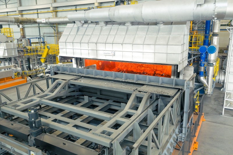 Après avoir été triés et nettoyés, les déchets d'aluminium sont chargé automatiquement dans le four de fusion.