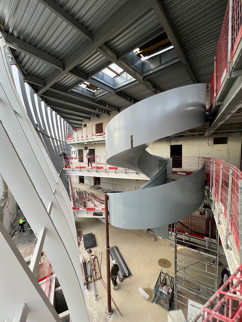 Chantier du palais des congrès de Nîmes (Gard) - Atrium vitré et escalier sculptural