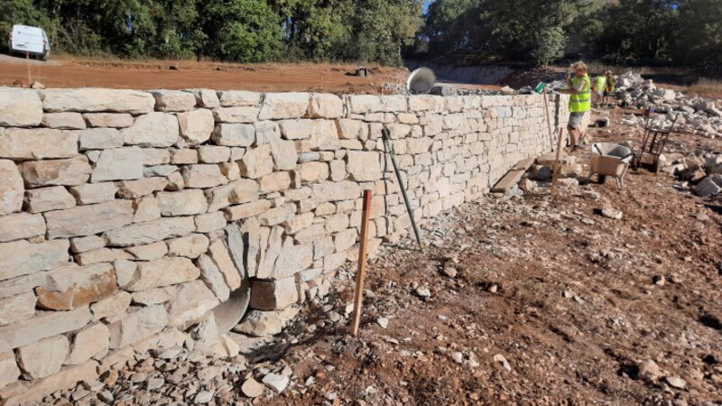 La construction d'un mur de soutènement neuf à Rocamadour (46)