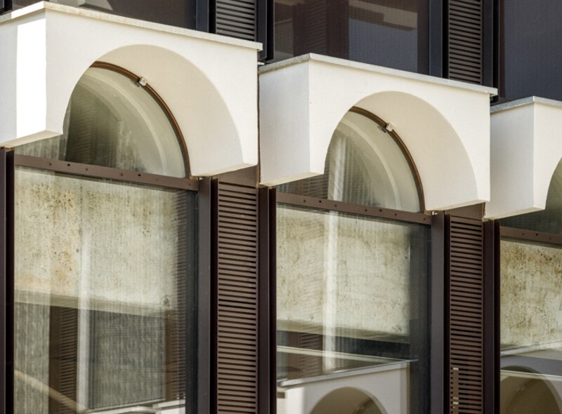 Dans le cadre de la rénovation, chaque façade a dû faire l’objet d’un traitement spécifique, du fait notamment de la présence des voutains qui ont complexifié la mise en oeuvre des nouveaux murs-rideaux.