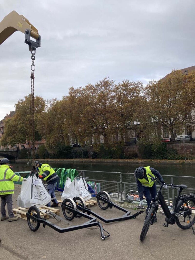 Des pavés livrés par bateau et vélos-cargos électriques à Strasbourg