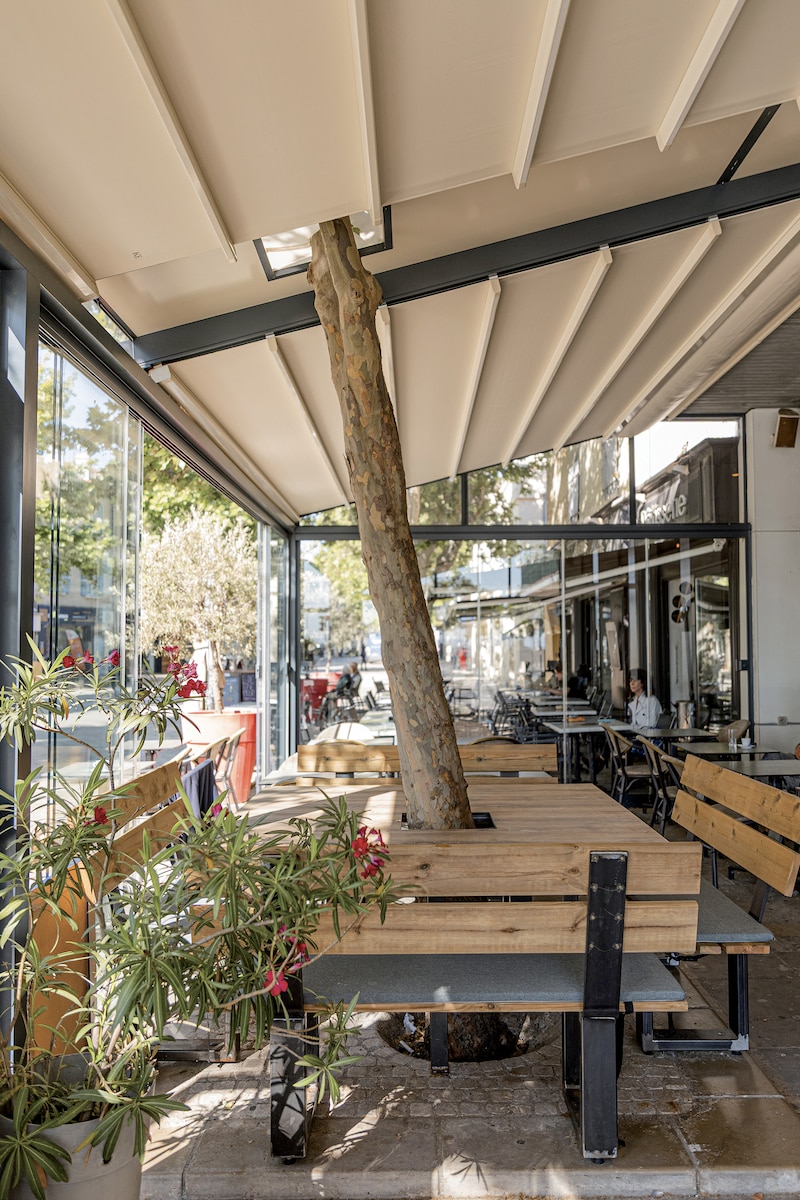Lors de l'installation, l'arbre qui ombrageait la terrasse a été préservé.